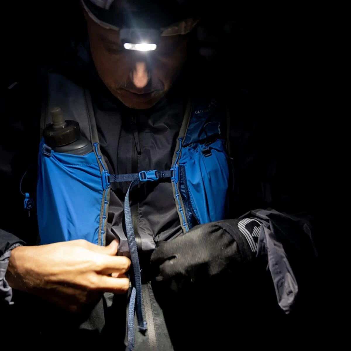 Ultimate Direction Race 6.0 Hydration Vest 4 Ultimate Direction Race 6.0 Hydration Vest - Image 4